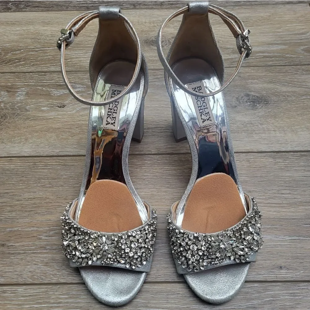 Badgley Mischka wedding shoes silver with gems 💎 ✨️ gorgeous 3.25